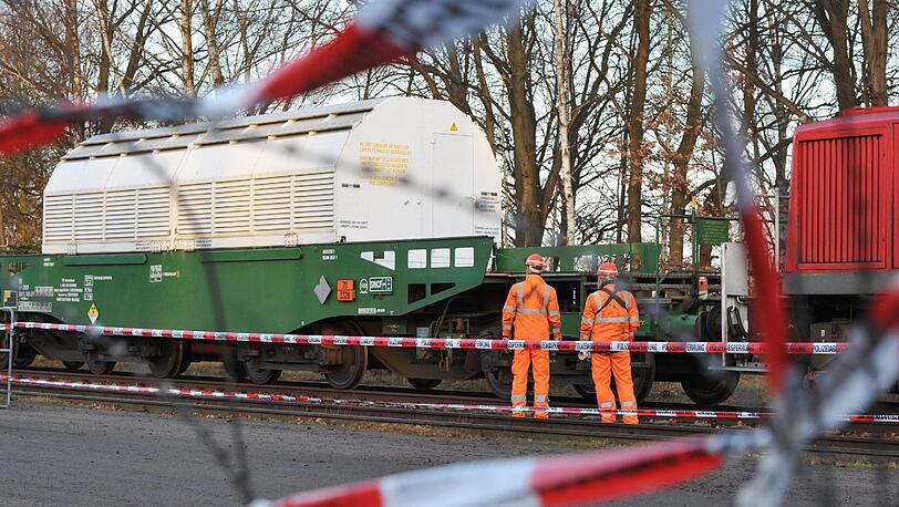 Der Castor rollt weiter, die Proteste halten an: Nach einer langen Protestnacht gegen den Castor-Transport ins niedersächsische Zwischenlager Gorleben haben Atomkraftgegner auch am Montag ihre Blockaden fortgesetzt - die Protest-Bilder der vergangenen Tage.