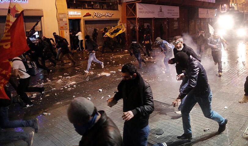 Die Kritik an der Türkei und Premier Erdogan wächst in Europa und der Welt. In der Nacht auf Samstag gingen wieder hunderte Demonstranten auf die Straßen in Istanbul. Hier die Bilder.