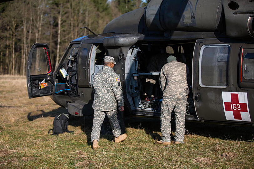 Kennt man normalerweise nur aus Hollywood-Streifen: Schwere Panzerwagen und Black Hawks der US Army. Derzeit üben die Soldaten Evakuierungen im Gebirge bei Traunstein. Hier gibt's die Fotos.