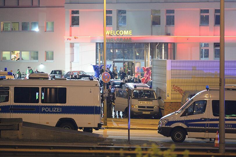 Riesiges Polizeiaufgebot vor dem Groß-Bordell: Die Bilder von der Razzia in Berlin.