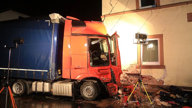 Der Sattelzug rammte ein geparktes Auto und donnerte gegen ein Haus. Die Rettung des Fahrers gestaltete sich extrem kompliziert.