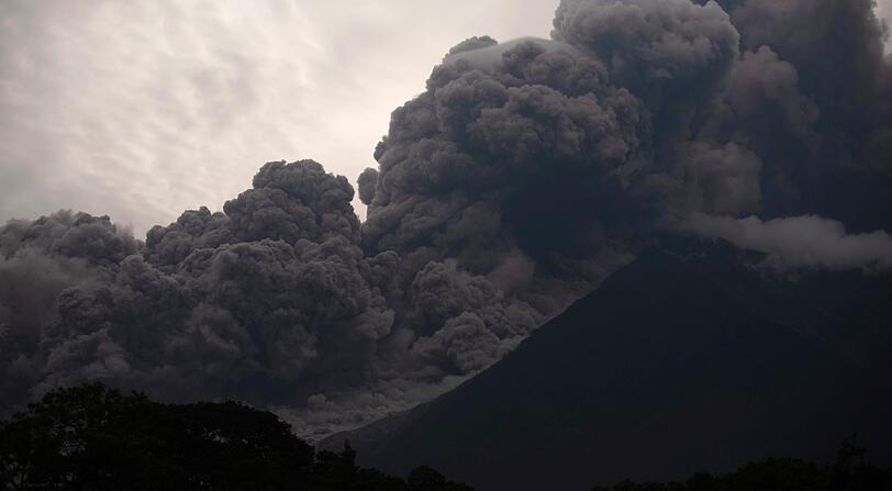 Der Feuervulkan spuckt eine Aschewolke aus. Nach einem Ausbruch des Feuervulkans in Guatemala sind mehrere Menschen getötet und verletzt worden.