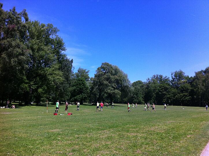 Hier schwitzen sie beim Fußball.