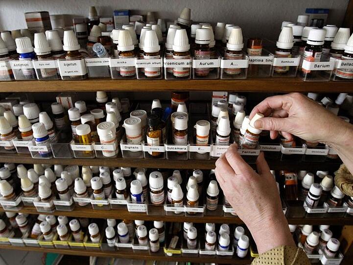 In Frankreich sollen homöopathische Arzneimittel bald nicht mehr von den Kassen bezahlt werden. Das wird nun auch in Deutschland diskutiert.