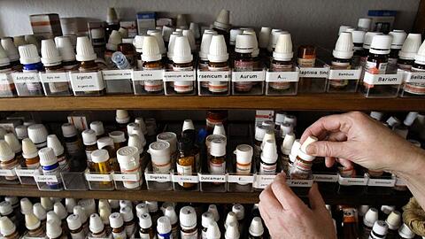 In Frankreich sollen homöopathische Arzneimittel bald nicht mehr von den Kassen bezahlt werden. Das wird nun auch in Deutschland diskutiert.