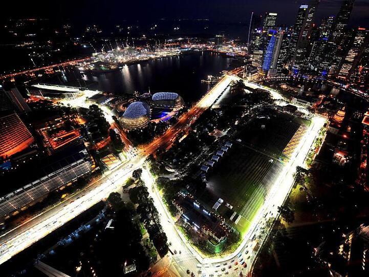 Der Große Preis von Singapur ist ein Flutlichtrennen: Die Erleuchtete Rennstrecke ist klar zu erkennen.