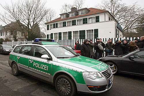 Razzia: Polizei vor dem Haus von Klaus Zumwinkel in Köln