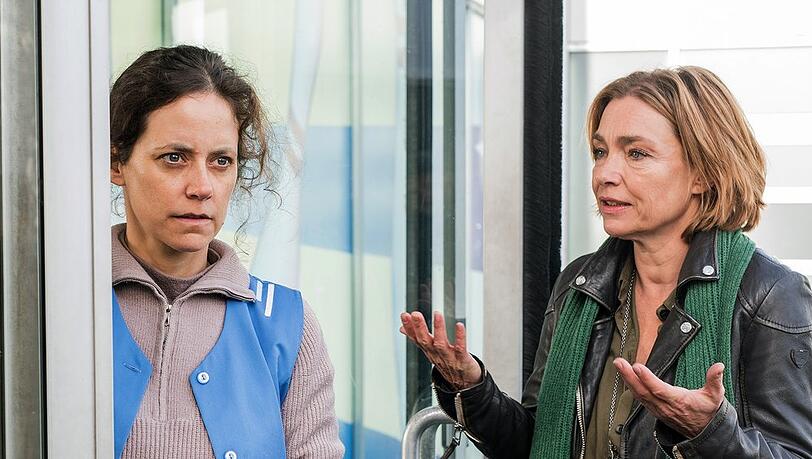 "Billy Kuckuck: Mutterliebe": Billy (Aglaia Szyskowitz, r.) fragt sich, was Jule Hellwig (Anja Knauer) zu verbergen hat.