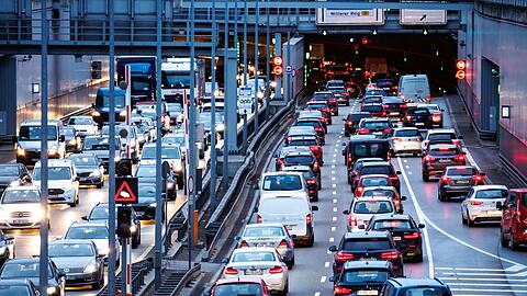 Dichter Berufsverkehr schiebt sich durch den Tunnel Heckenstallerstraße in München.