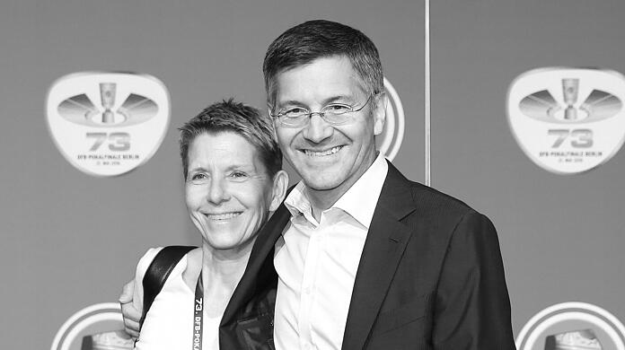 Herbert Hainer (re.) trauert um seine Ehefrau Angelika.