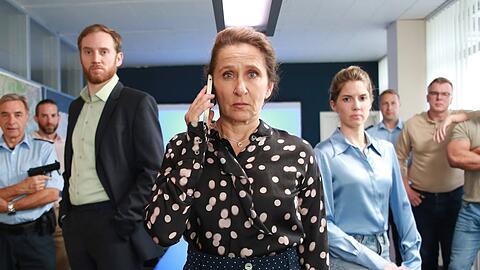 Wolf Danny Homann (vorne links) spielt als Staatsanwalt Froese neben Magda Wächter (Barbara Phillip, Mitte) und Kriminalassistentin (Stefanie Wemeling).