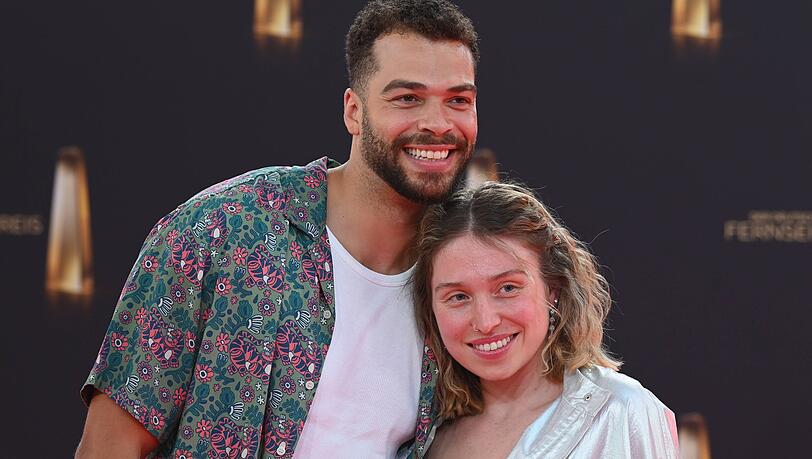 Bianca Heinicke mit ihrem Partner Timothy Hill beim Deutschen Fernsehpreis 2025.