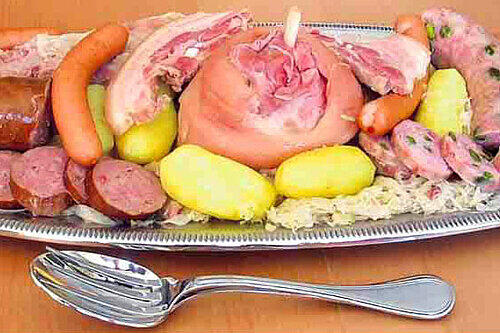 Würste, Kesselfleisch und Kraut: So sieht eine fränkische Schlachtschüssel aus. Die Portion auf dem Foto hat mindestens 2000 Kalorien.