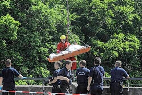 Einsatzkräfte bergen den verstorbenen Karl D. an der Corneliusbrücke.