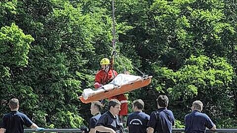 Einsatzkräfte bergen den verstorbenen Karl D. an der Corneliusbrücke.