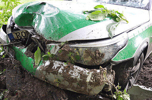 Schwer beschädigt: das Polizeiauto nach dem Unfall