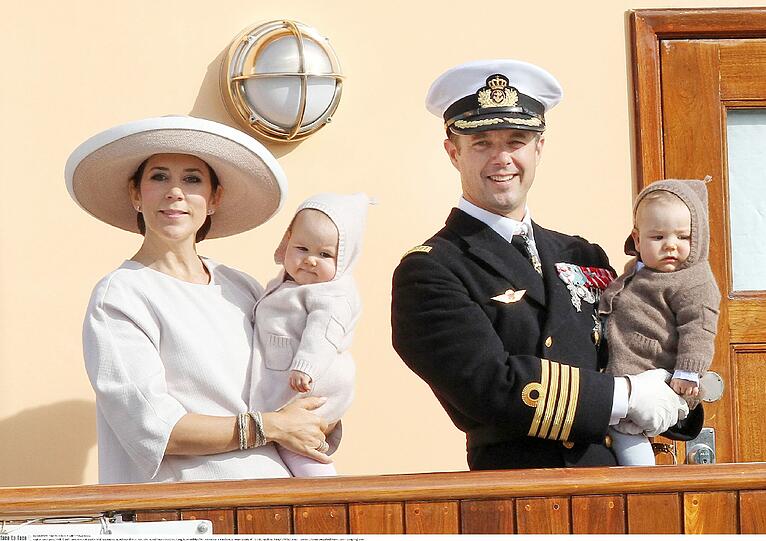 Prinzessin Mary und Kronprinz Frederik von Dänemark: Gerade erst wurde ihr Ältester, Prinz Christian, eingeschult. Für eine kurze Sommerreise im eigenen Land reicht es trotzdem. Mit dabei ist der Familienzuwachs: die Zwillinge Prinzessin Josephine und Prinz Vincent.