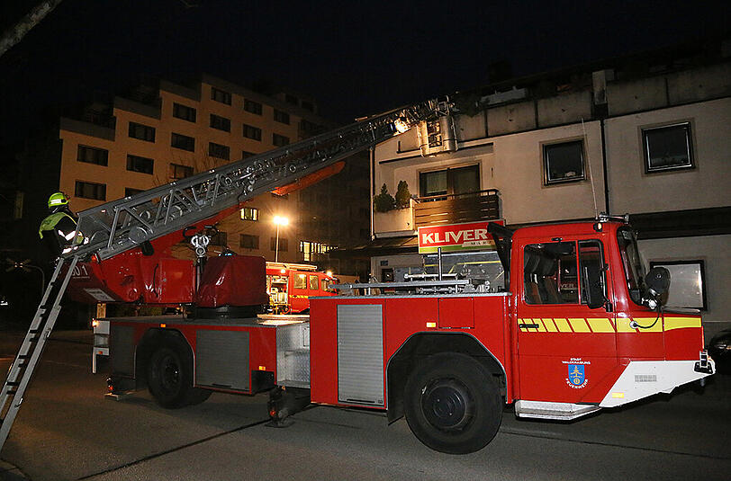 Bilder vom Brand aus Waldkraiburg. In der Küche einer Dachgeschosswohnung hat die Spülmaschine Feuer gefangen.
