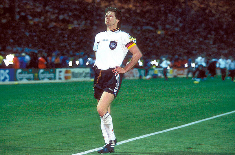"In erster Linie kam eins zum Ausdruck: Stolz!": Andreas Möller über seine spezielle Jubelpose nach seinem Elfertor gegen England.