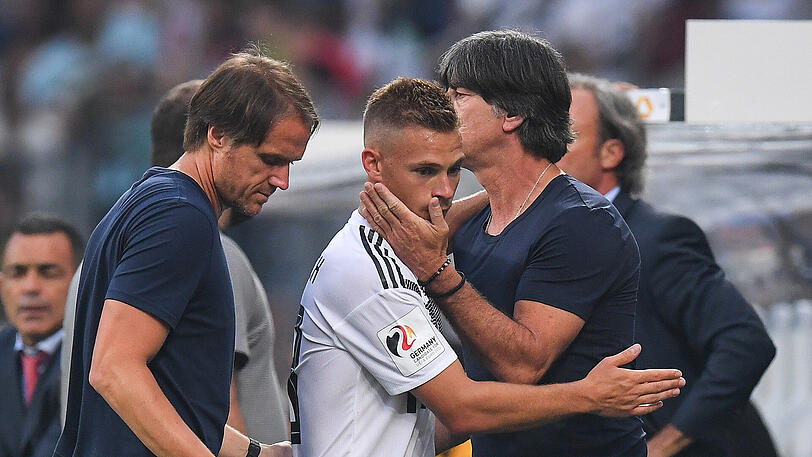 Co-Trainer Thomas Schneider (l.), Joshua Kimmich (m.) und Bundestrainer Joachim Löw.