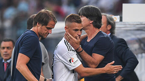 Co-Trainer Thomas Schneider (l.), Joshua Kimmich (m.) und Bundestrainer Joachim Löw.