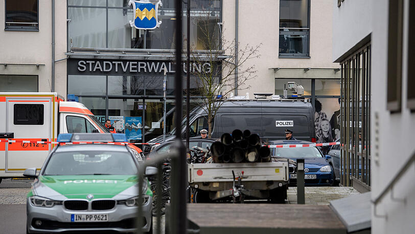 Pfaffenhofen An Der Ilm: Fahrzeuge der Polizei und des Rettungsdienstes stehen im Stadtzentrum vor Verwaltungsgebäuden.