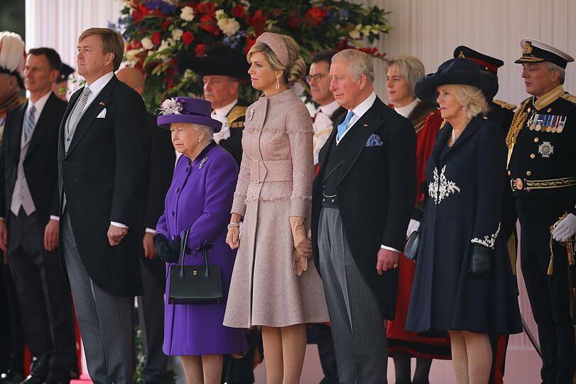 Die britische Königin Elizabeth II. (2.v.l.) und Prinz Charles (2.v.r.) und seine Frau Camilla (r) nehmen an der feierlichen Begrüßung des niederländischen Königs Willem-Alexander (l) und seiner Frau Maxima zu ihrem Staatsbesuch in Großbritannien teil.
