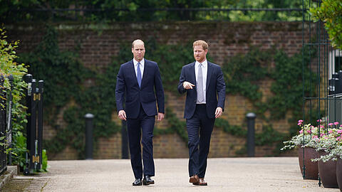 Prinz William (l.) und Prinz Harry wurden zum letzten Mal gemeinsam vor der Enthüllung der Diana-Statue zusammen gesichtet. (Archivbild, Juli 2021)