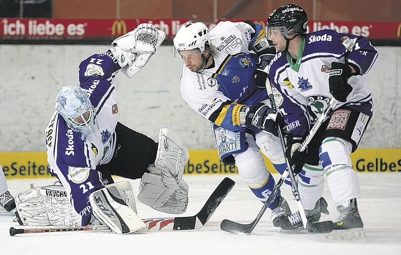 Wer austeilt, muss auch einstecken können: EHC-Verteidiger Markus Jocher (Mitte).