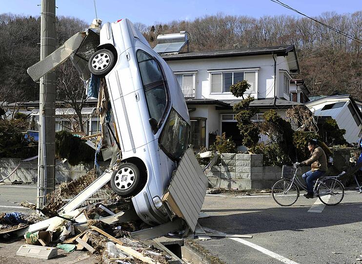 Bei einer Explosion in der japanischen
Atomanlage Fukushima-Daiichi ist das Reaktorgebäude zerstört worden.
Menschen im Umkreis von zehn Kilometern sollten sich schnell in
Sicherheit bringen, sagte Regierungssprecher Yukio Edano am Samstag.
Die Behörden befürchten, in der Atomanlage könnte es zu einer
Kernschmelze kommen.