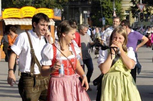 Diese fragwürdige grün der rechten Dame ist allerdings ein Weggucker
