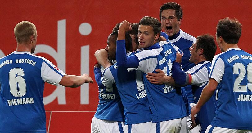 Die Entscheidung: Rostock jubelt über das 2:0. Matthias Holst hat in der 73. Minute eingenetzt.