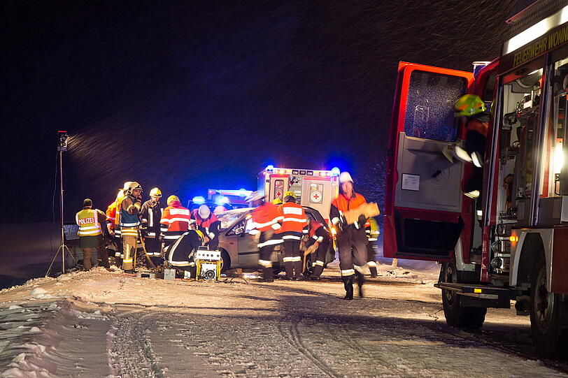 Um 19.30 ereignete sich bei Weibhausen ein schwerer Frontalcrash. Dabei wurde eine Person mit einem Polytrauma in das Krankenhaus Traunstein gebracht. Die Staatsstrasse 2105 war für die Zeit der Rettung komplett gesperrt.