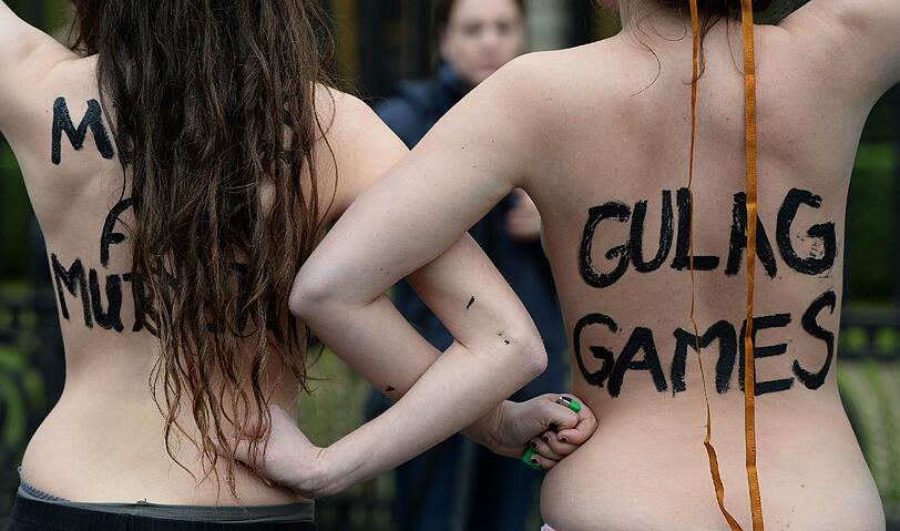Protest vor der russischen Botschaft in Berlin: Femen-Aktivistinnen demonstrieren zum Auftakt in Sotschi gegen die "Gulag-Spiele".