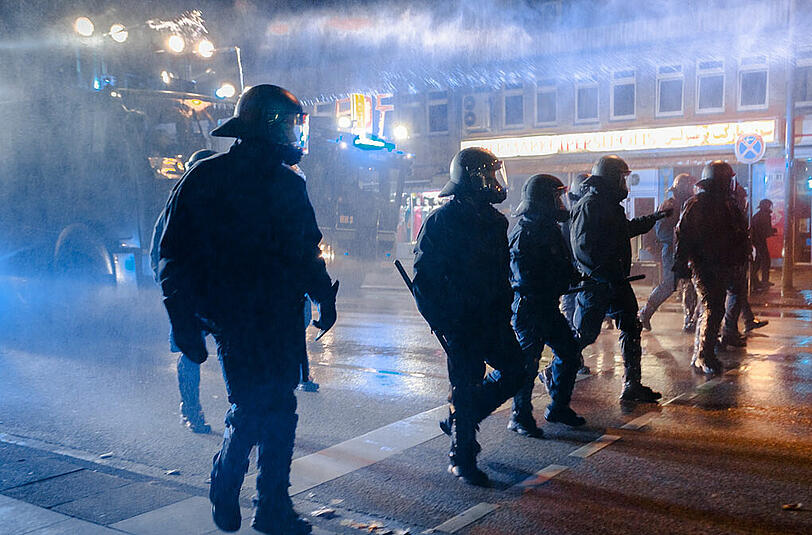 Unterstützt von Wasserwerfern lösen die Polizisten die Demonstration auf.