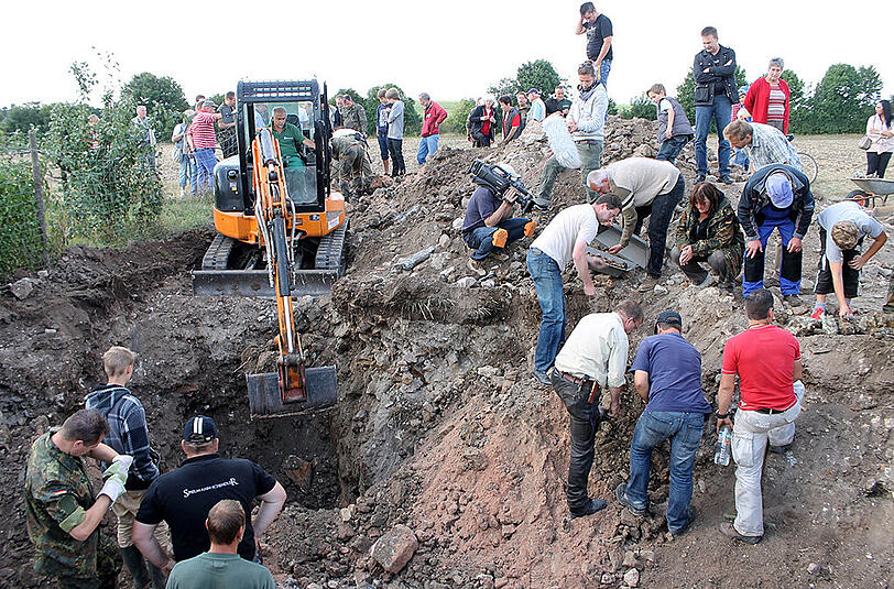 Mitglieder der "Arbeitsgruppe Vermisstenforschung" bergen am 15.09.2012 auf einem Acker bei Laumersheim (Rheinland-Pfalz) die sterblichen Überreste von britischen Bomberpiloten.