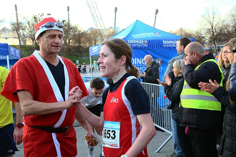 Am Samstag liefen mehr als 1.700 Münchner durch den Olympiapark. Die Bilder vom Nikolauslauf.