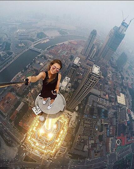 Umso höher, umso besser: Die russische Rooferin Angela Nikolau ist im Selfie-Wahn. Sehen Sie selbst...