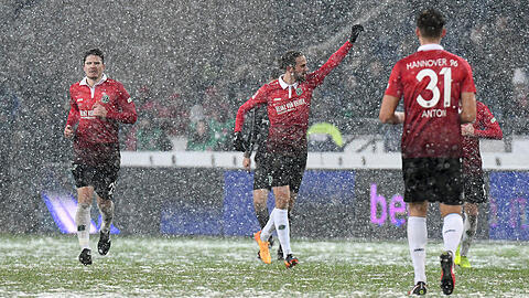 Schneegestöber in Hannover: Martin Harnik (m.) jubelt nach seinem Tor.