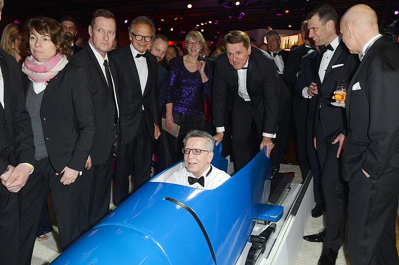 Thomas de Maiziere in einem Bob