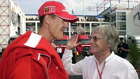 Michael Schumacher und Bernie Ecclestone im Juli 2000 im Fahrerlager.