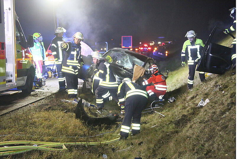 Ein Toyota-Fahrer ist nach einem Überholmanöver mit voller Wucht auf einen Fiat aufgefahren - drei Menschen wurden verletzt.