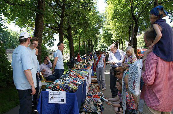 Von Rilke bis Mankell: der Bücherflohmarkt am Isarufer.
