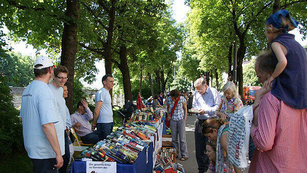 Von Rilke bis Mankell: der Bücherflohmarkt am Isarufer. Von Rilke bis Mankell: der Bücherflohmarkt am Isarufer.