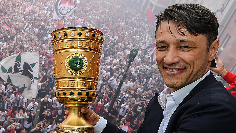 5. Kovac ärgert die Bayern richtig: Außenseiter Eintracht Frankfurt düpiert die Münchner im Berliner Pokalfinale am 19. Mai mit 3:1, vergällt damit Jupp Heynckes&rsquo; allerletztes Spiel als Trainer. Die Bayern, im Halbfinale noch furioser 6:2-Sieger in Leverkusen, schwänzen größtenteils die Siegerehrung, die Bosse freuen sich insgeheim, dass mit Kovac nun ein Winner-Typ an die Säbener Straße kommt.