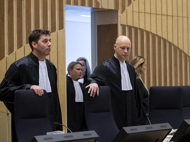 Der Vorsitzende Richter, Hendrik Steenhuis (r), und Richter Dagmar Koster (l) nehmen im Gerichtssaal ihre Plätze ein.