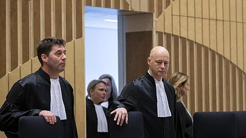 Der Vorsitzende Richter, Hendrik Steenhuis (r), und Richter Dagmar Koster (l) nehmen im Gerichtssaal ihre Plätze ein.
