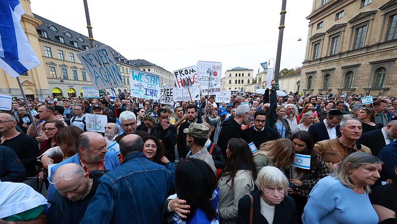 Rund 850 Menschen nahmen an der Solidaritätskundgebung auf dem Odeonsplatz teil. Rund 850 Menschen nahmen an der Solidaritätskundgebung auf dem Odeonsplatz teil.