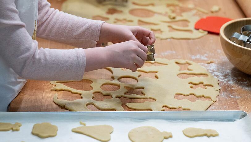 Dieser Teig dürfte durch den gesunkenen Butterpreis eher billiger geworden sein. (Archivbild) Dieser Teig dürfte durch den gesunkenen Butterpreis eher billiger geworden sein. (Archivbild)