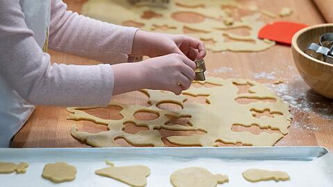 Dieser Teig d&uuml;rfte durch den gesunkenen Butterpreis eher billiger geworden sein. (Archivbild)